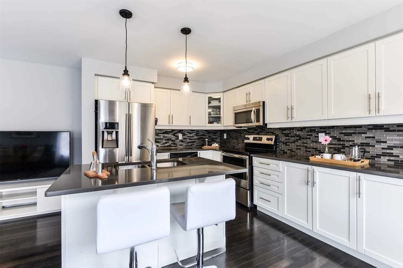 1039 Diefenbaker Street - Photo 4 of 21