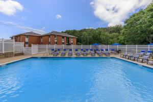 featured image of 84 Hawthorne Dr N