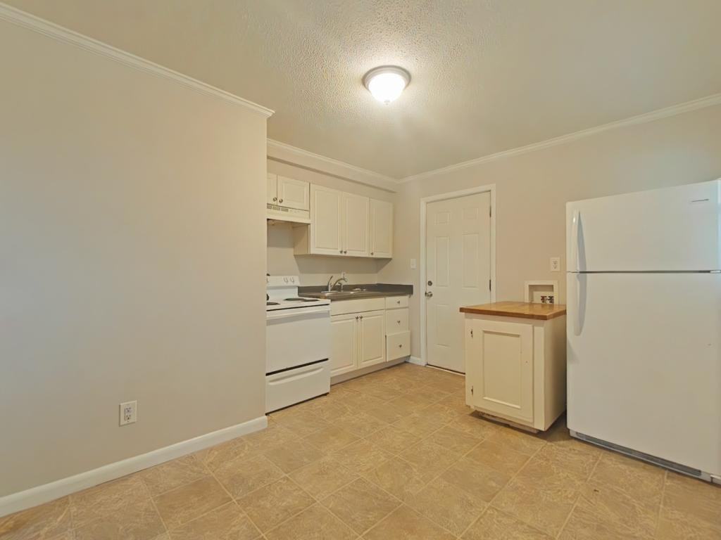 3401 Martin Ave - Photo 3 of 9
