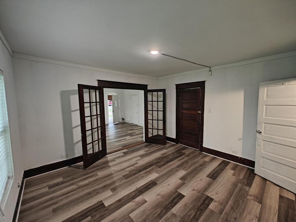 211 E Standifer St - Photo 3 of 10