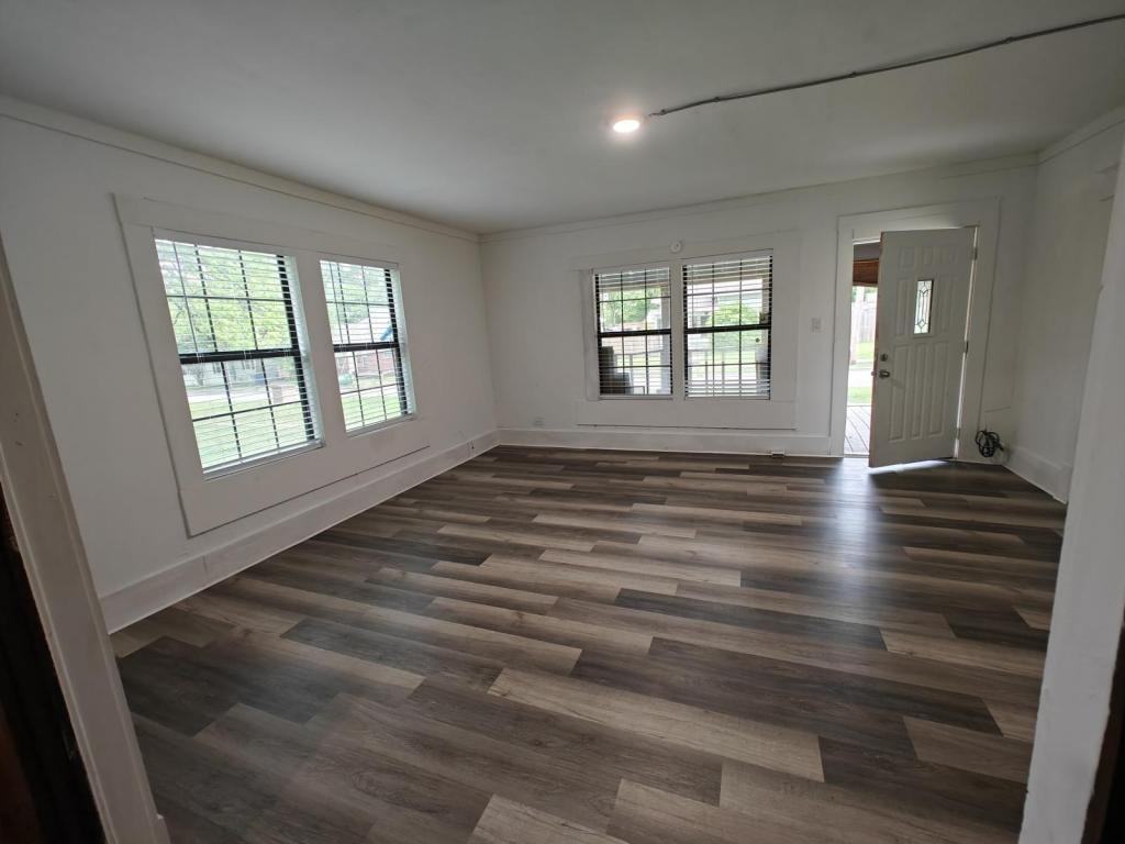 211 E Standifer St - Photo 4 of 10