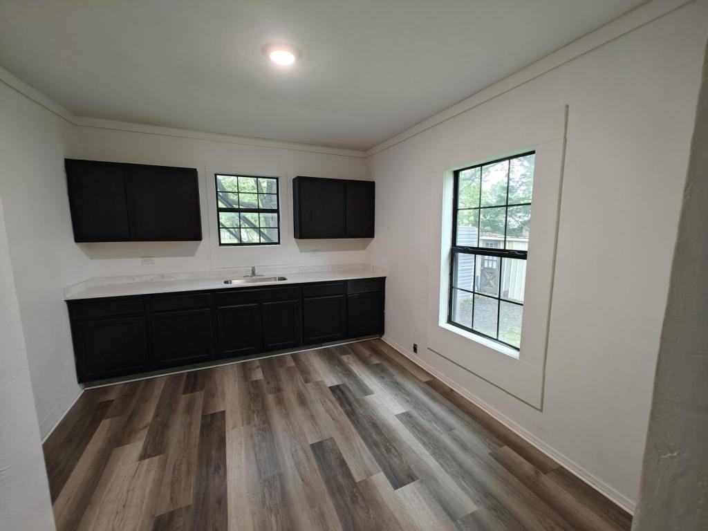 211 E Standifer St - Photo 5 of 10