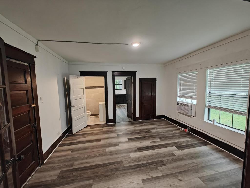 211 E Standifer St - Photo 7 of 10