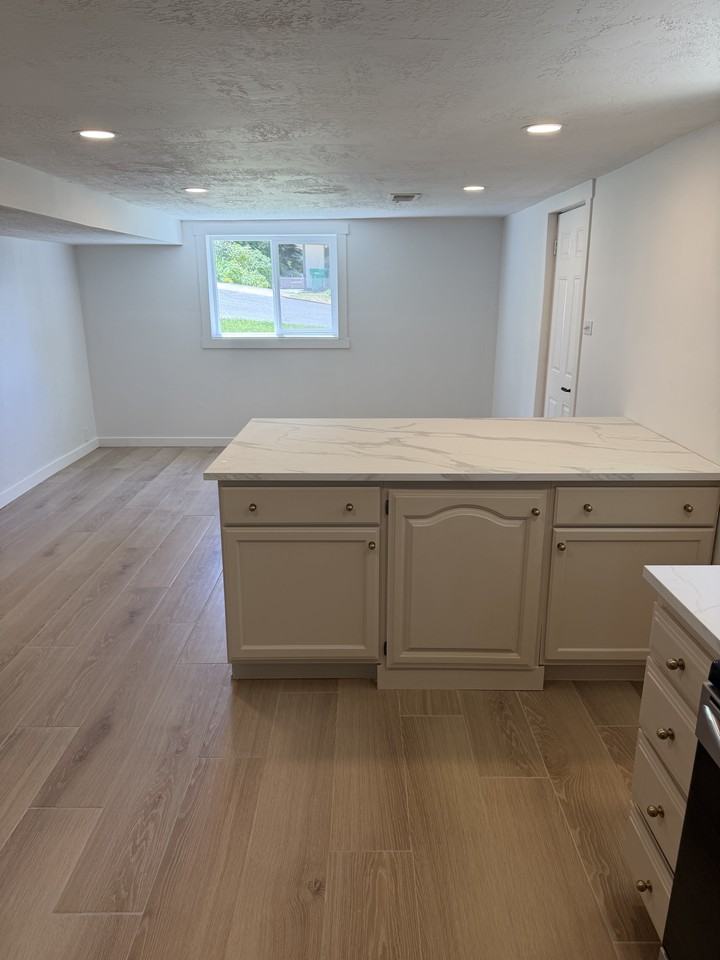 670 Healy St - Photo 4 of 13