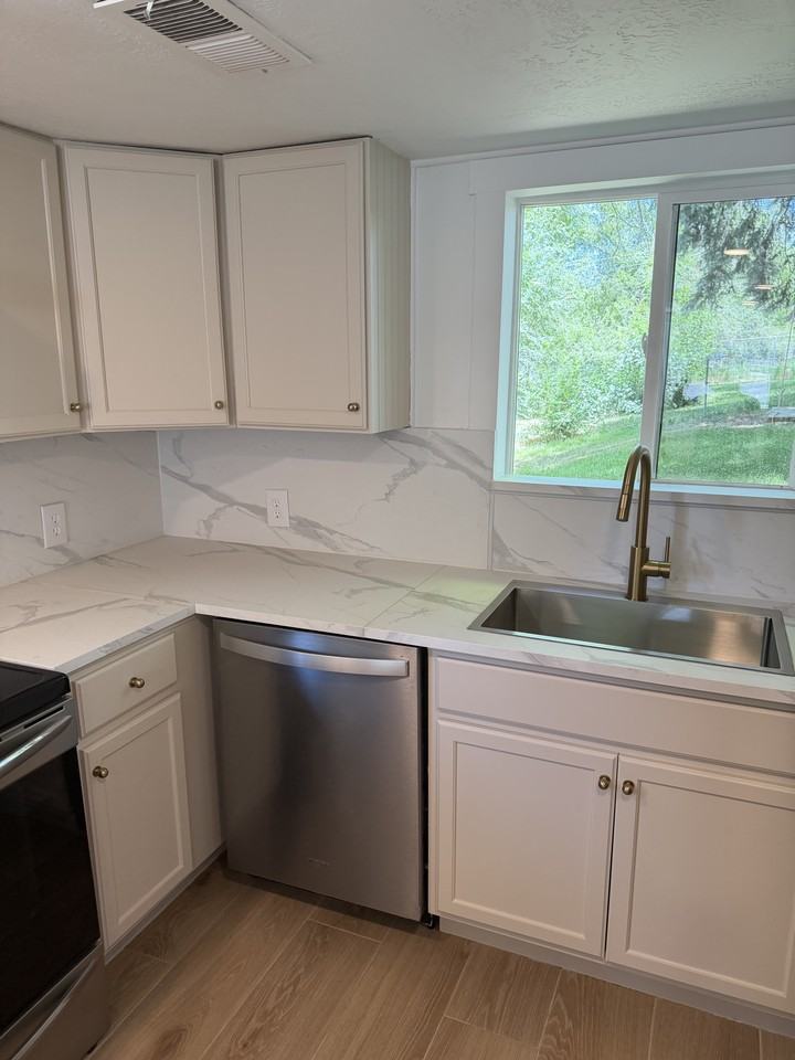 670 Healy St - Photo 5 of 13