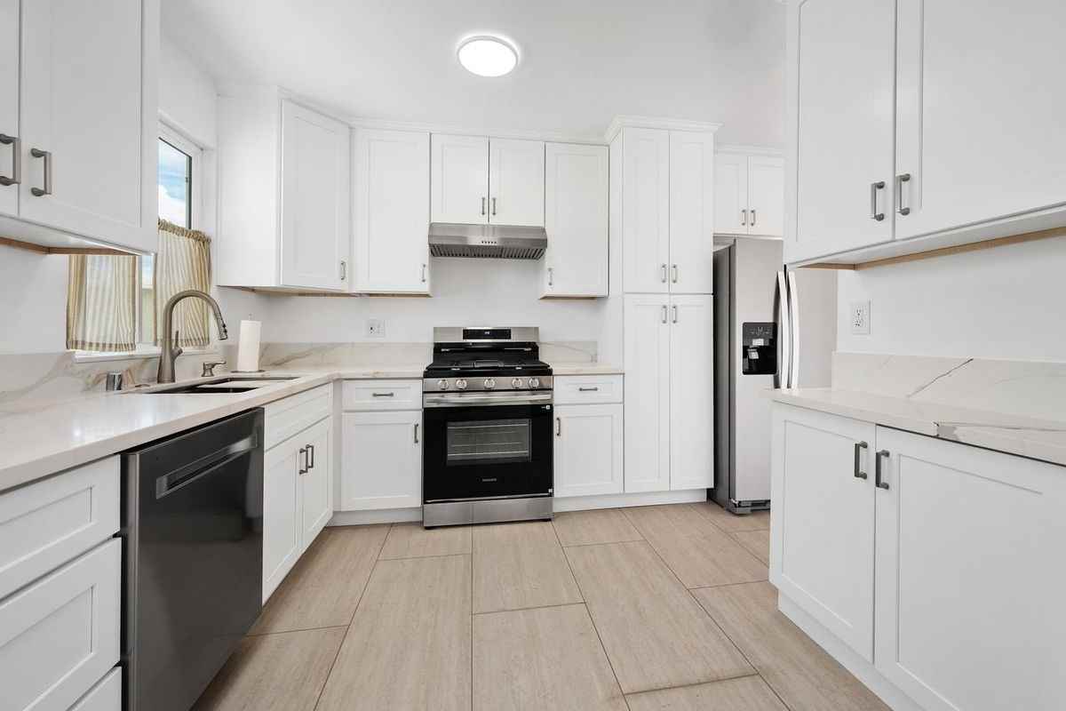 26015 Crest Rd - Photo 4 of 31