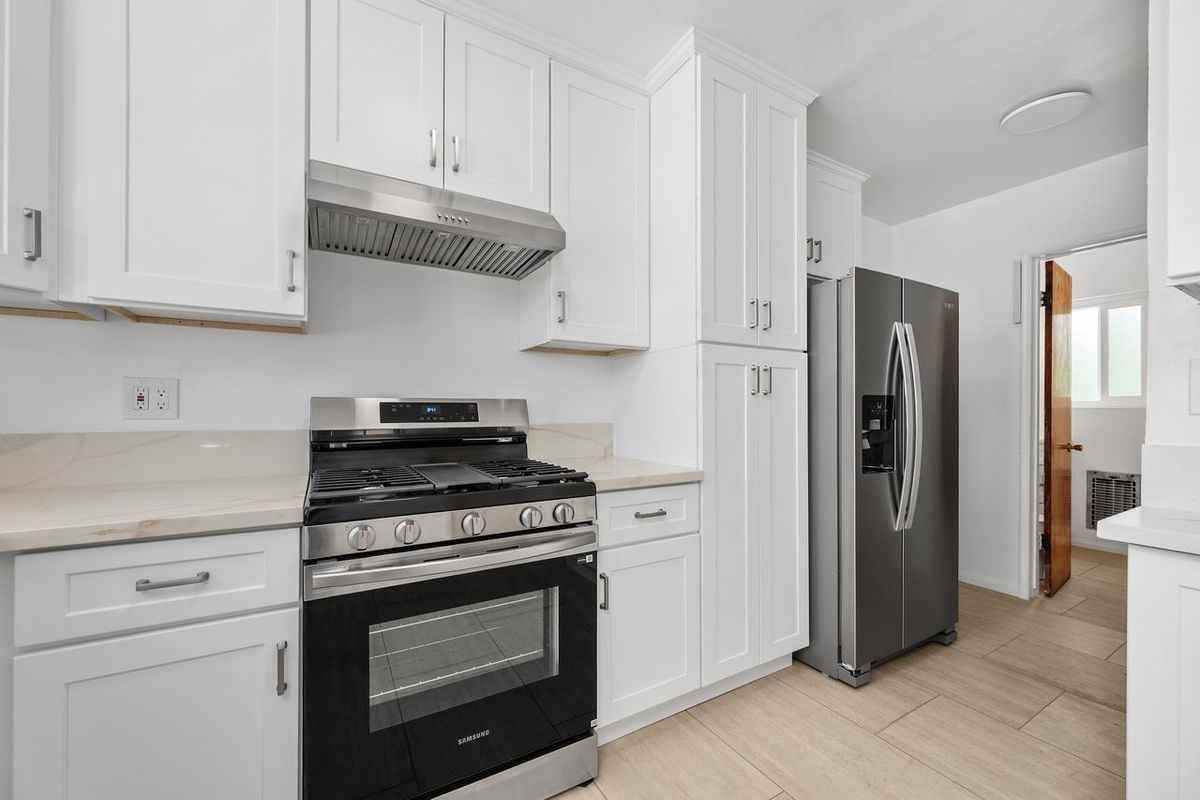 26015 Crest Rd - Photo 5 of 31