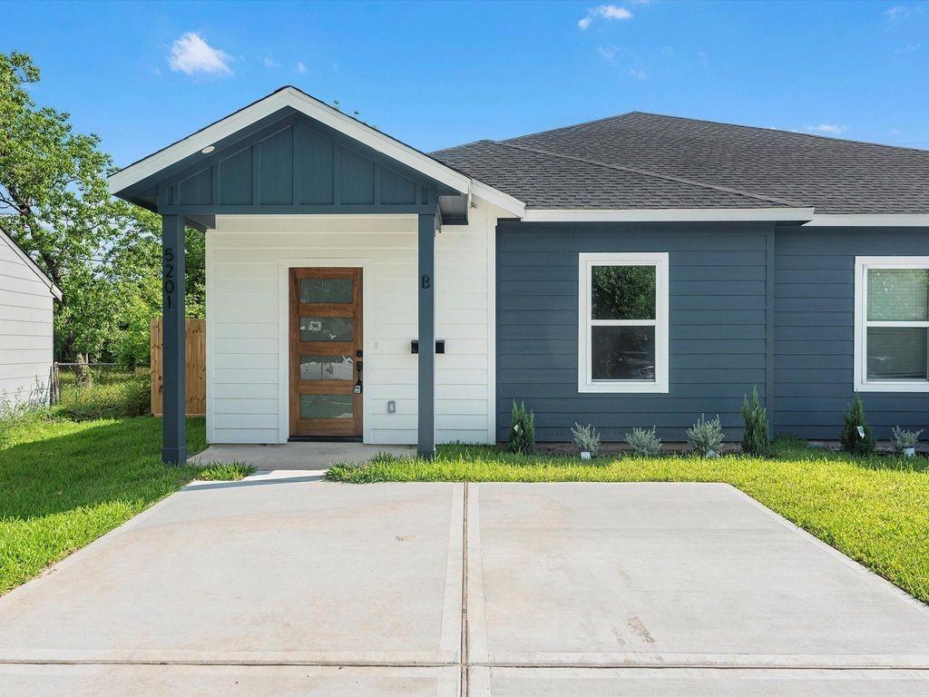 5201 Kenilwood Dr ##B - Photo 2 of 3