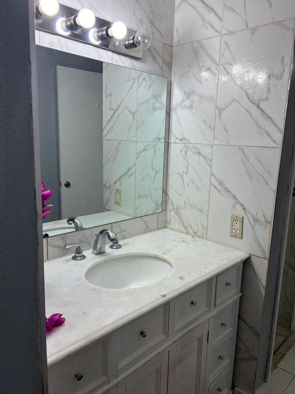 8021 Sw 21st Ct - Photo 6 of 8