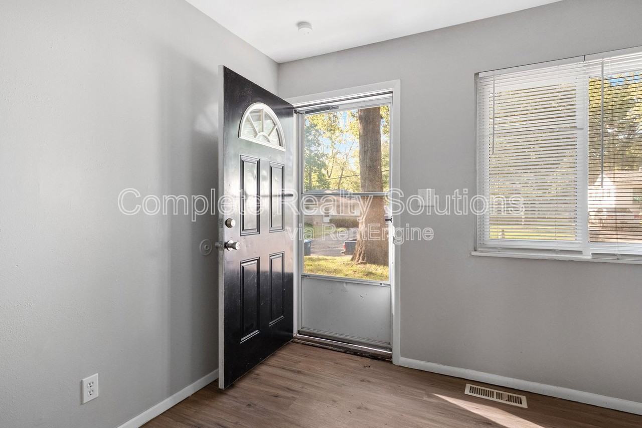 221 Barto Dr - Photo 3 of 31