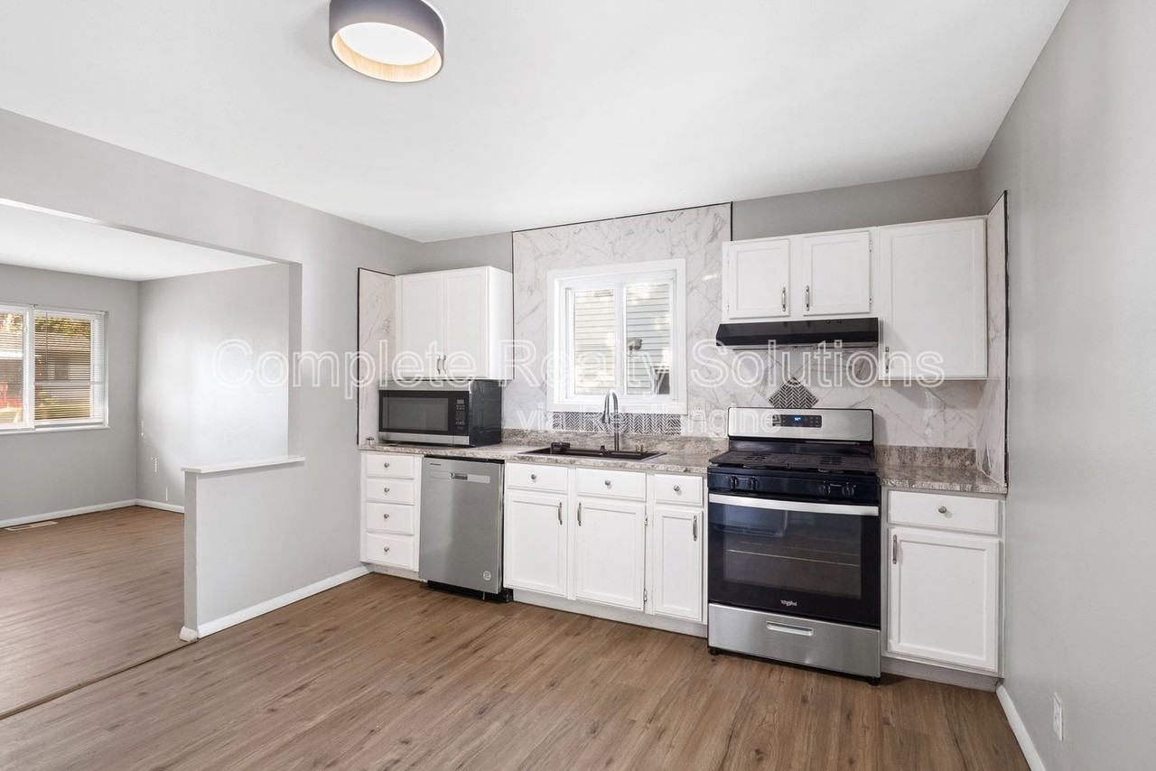 221 Barto Dr - Photo 4 of 31