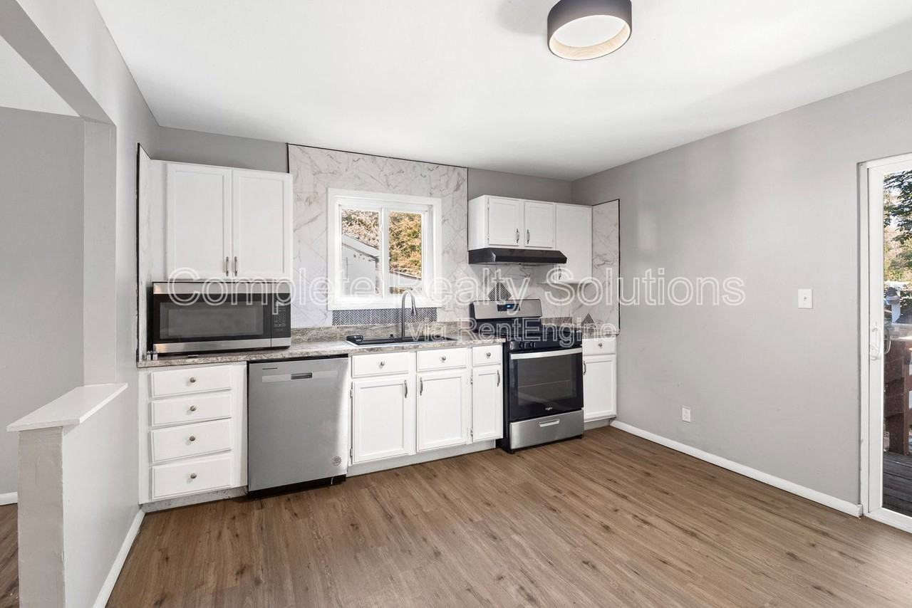 221 Barto Dr - Photo 6 of 31
