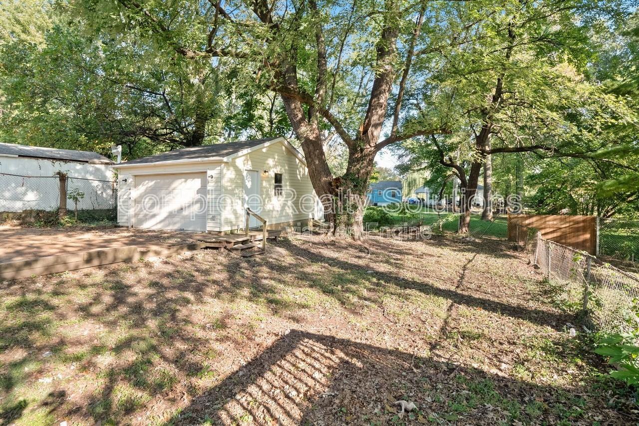 221 Barto Dr - Photo 7 of 31