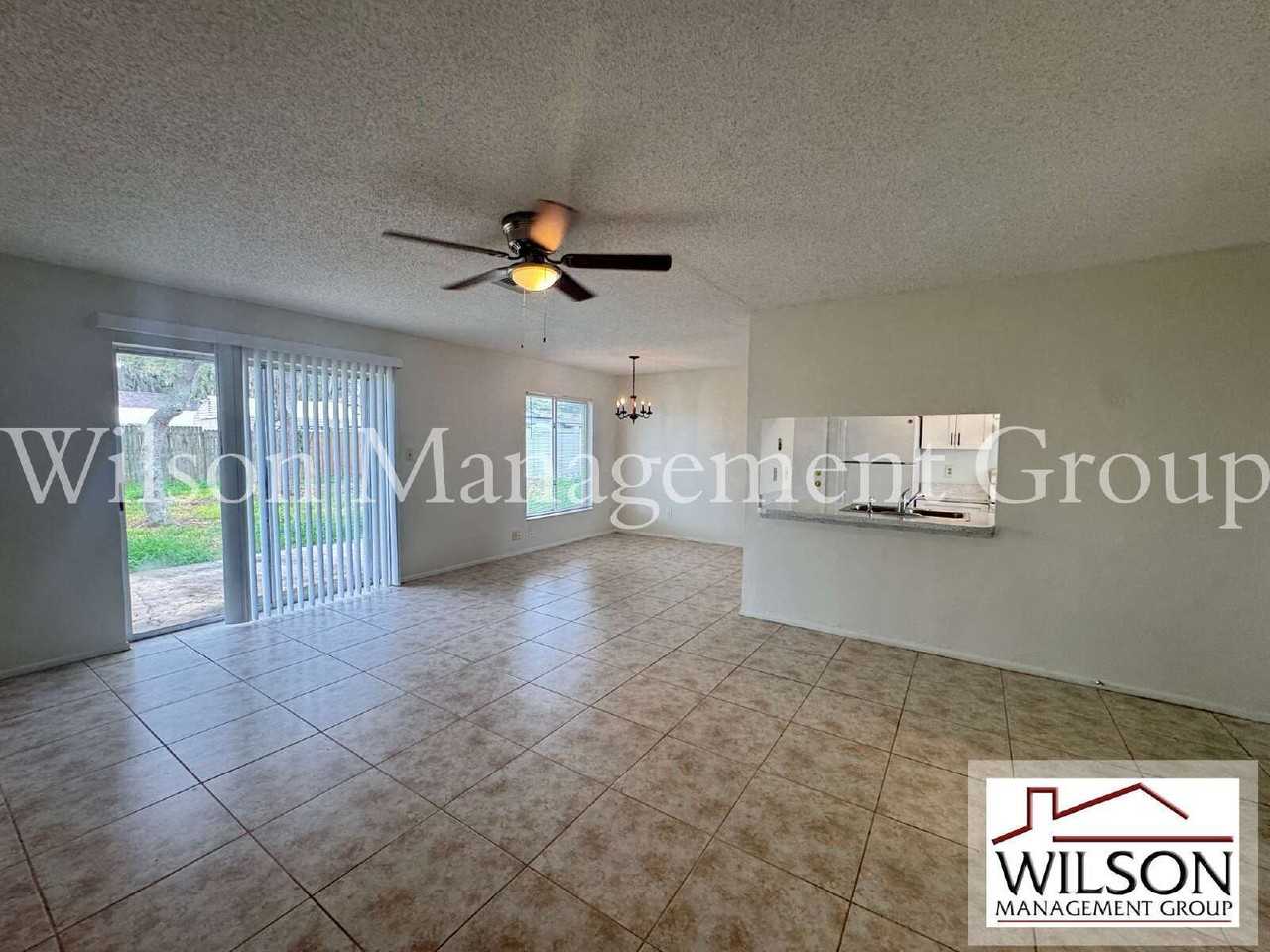 1013 Arizona Ct - Photo 3 of 30