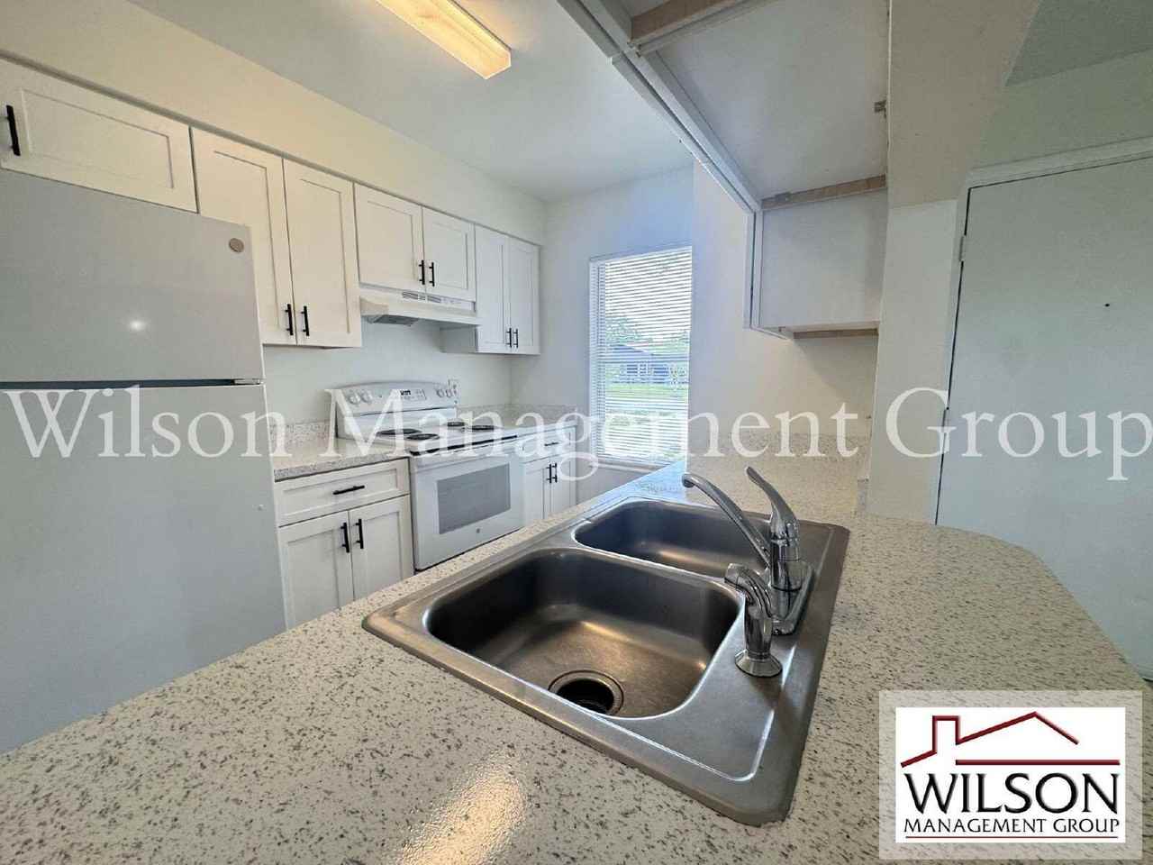 1013 Arizona Ct - Photo 4 of 30