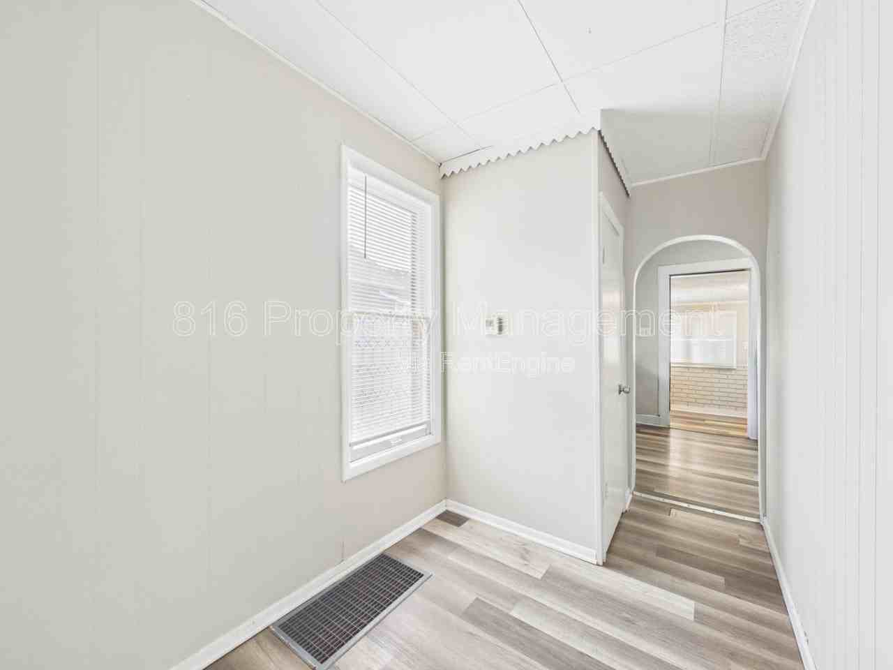 1222 S 40th St - Photo 5 of 29
