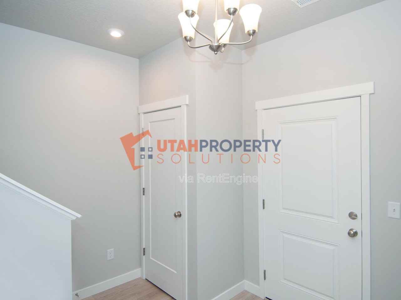 992 W 380 S - Photo 4 of 32