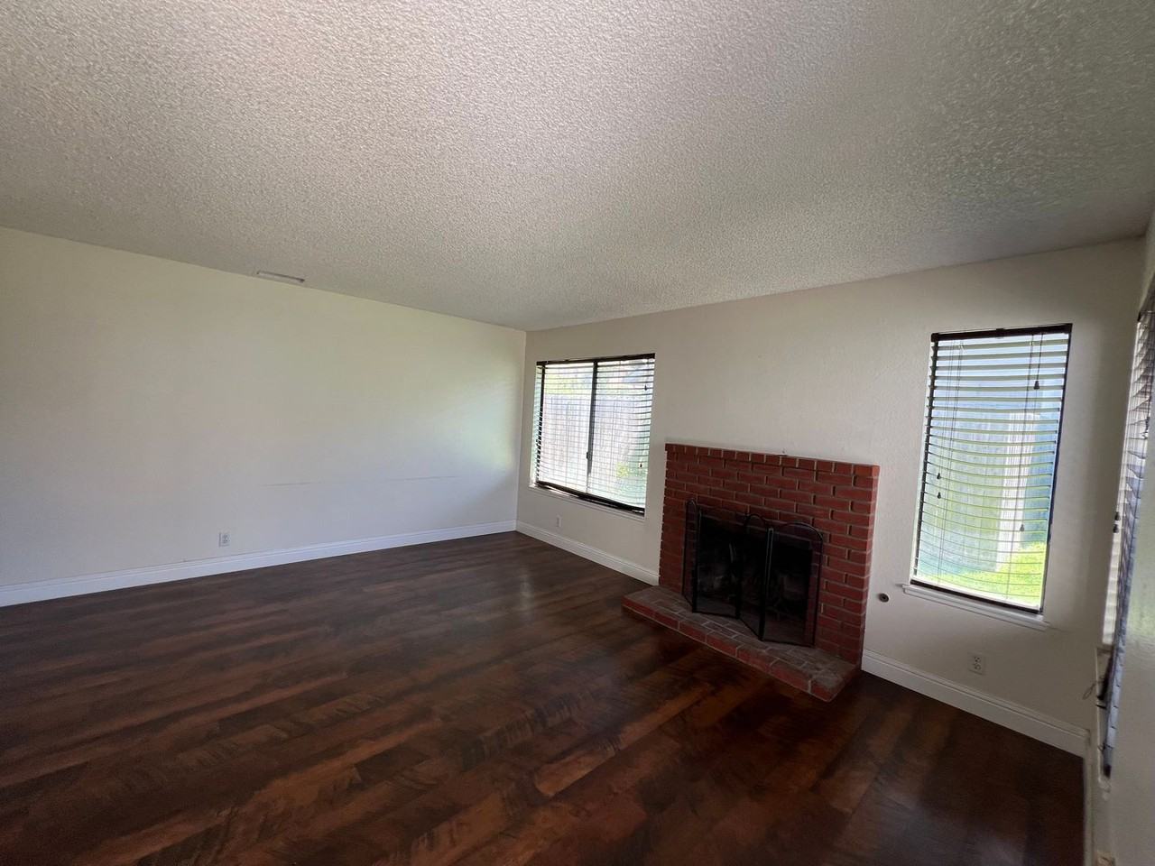 406 Coronado Dr - Photo 3 of 20