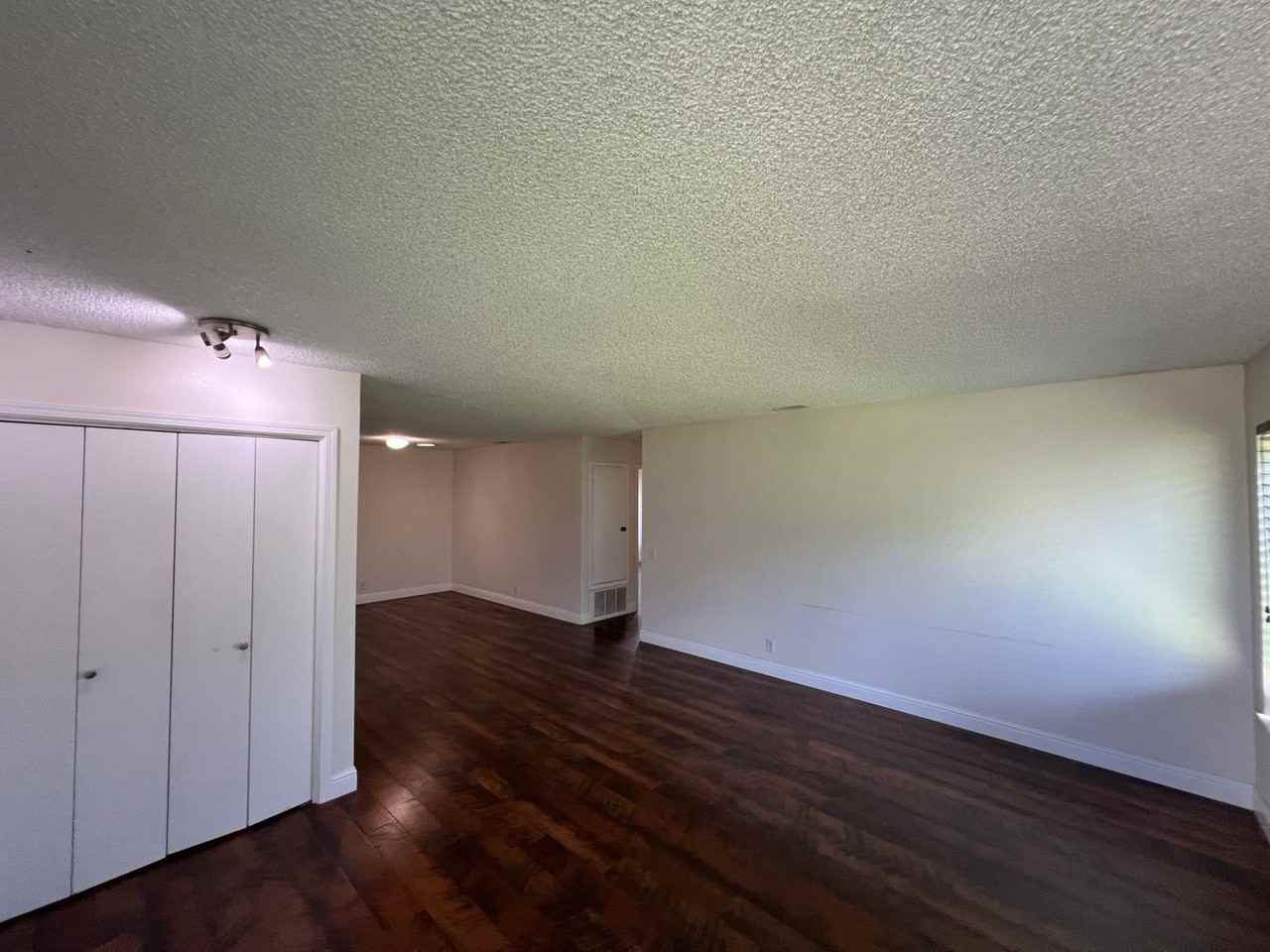 406 Coronado Dr - Photo 4 of 20