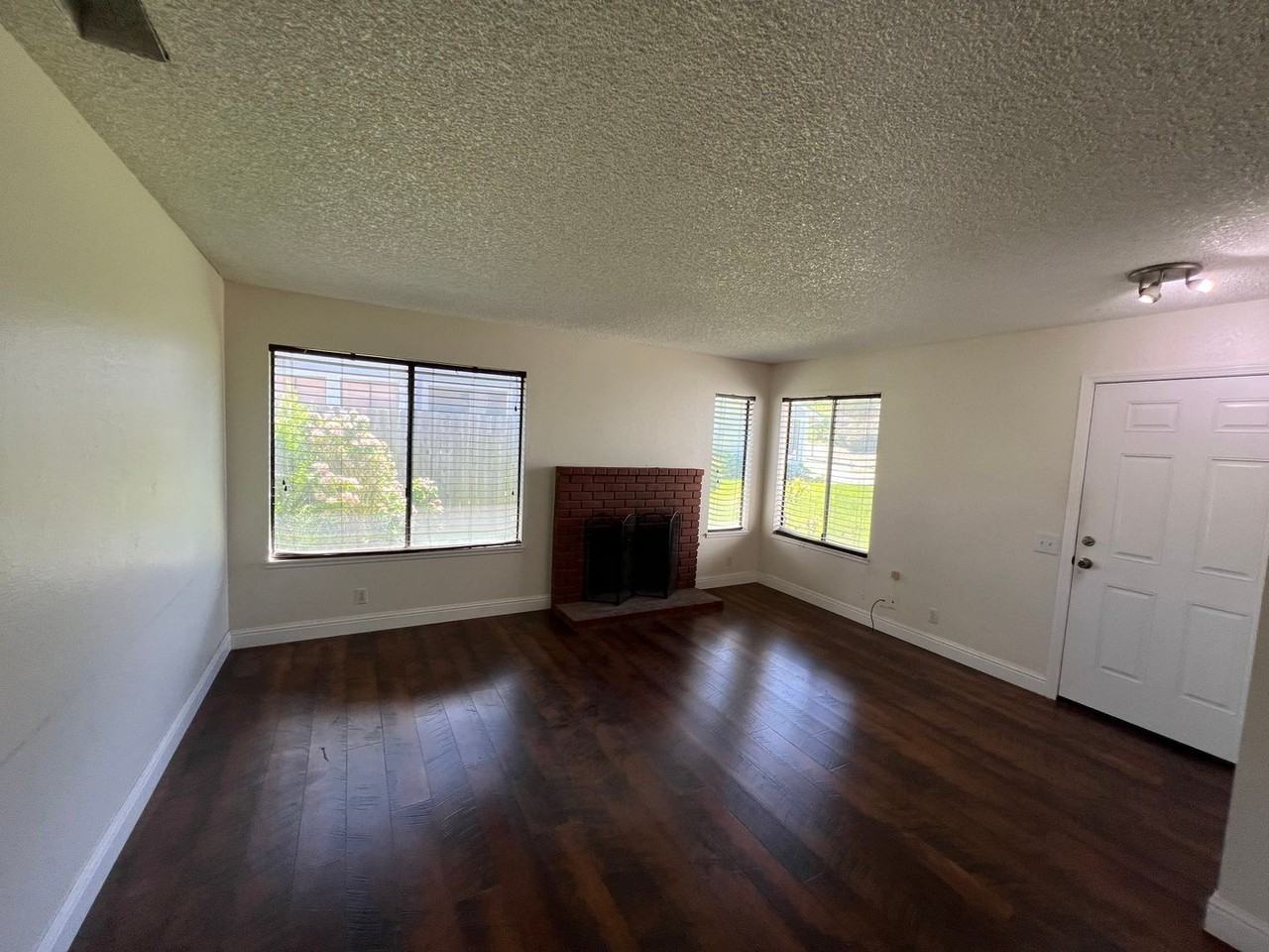 406 Coronado Dr - Photo 5 of 20