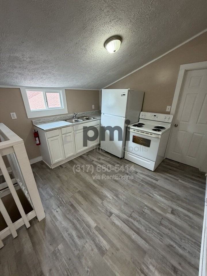 1023 E 8th St #3 - Photo 3 of 29