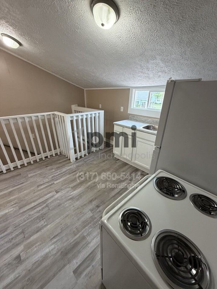 1023 E 8th St #3 - Photo 5 of 29