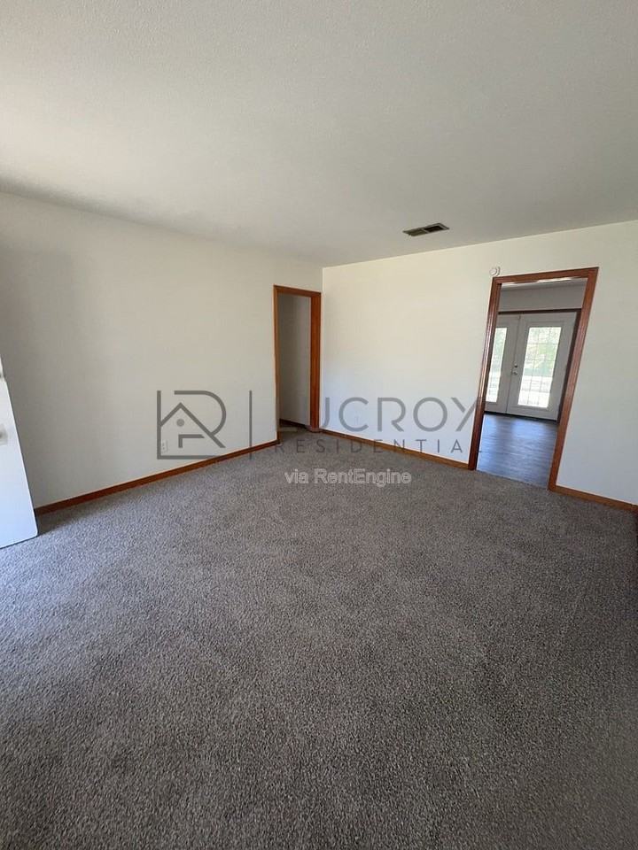 2242 Castle Hill Dr - Photo 2 of 21