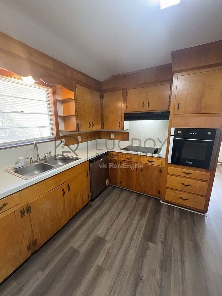2242 Castle Hill Dr - Photo 4 of 21