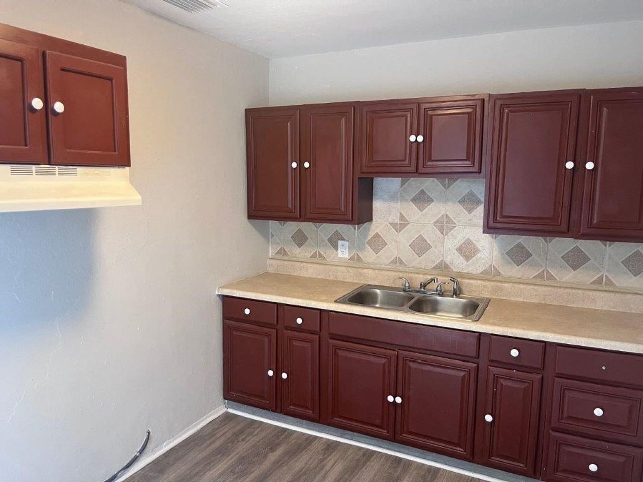 1040 Avondale Ave - Photo 5 of 11