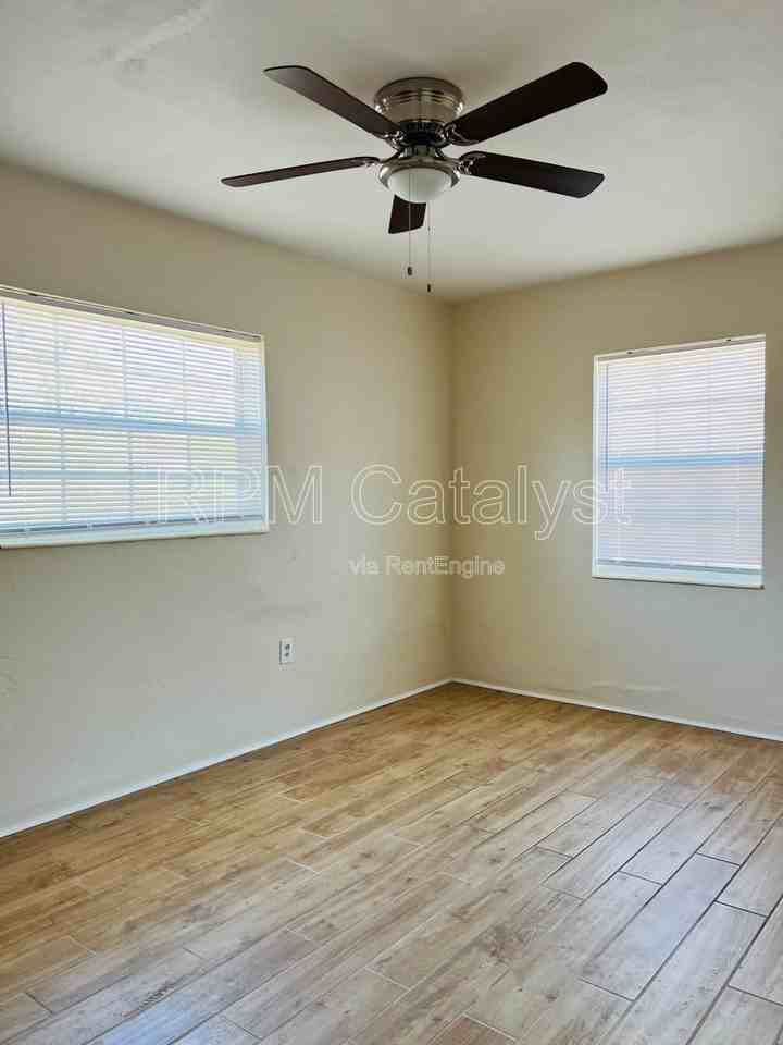 7600 16th Ave N - Photo 6 of 13