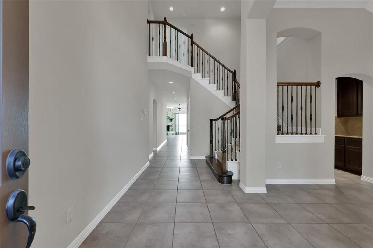 2 Maitland Ct - Photo 5 of 40