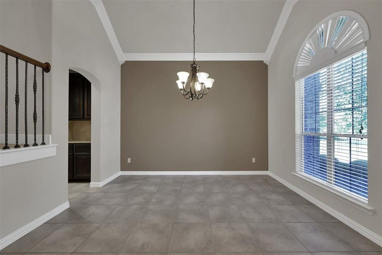 2 Maitland Ct - Photo 6 of 40