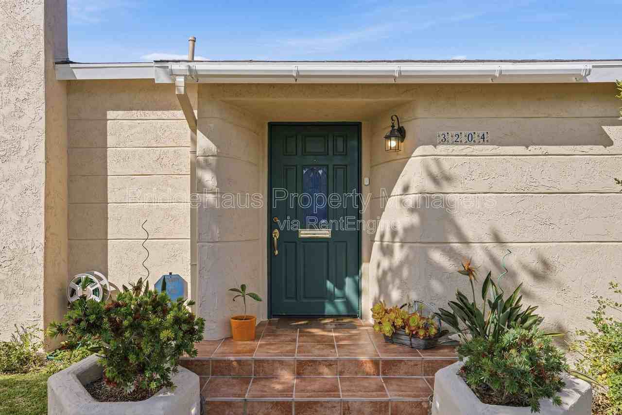 3204 Ingelow St - Photo 4 of 48