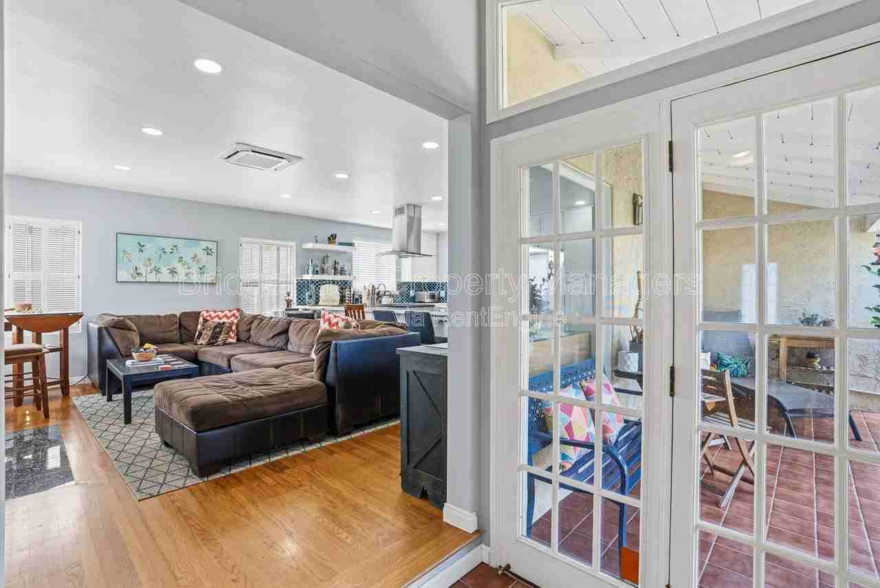 3204 Ingelow St - Photo 6 of 48