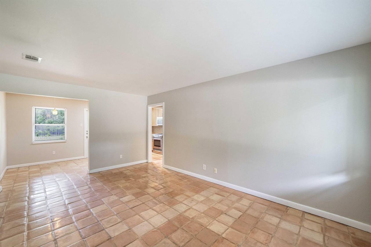1910 W Saint Johns Ave - Photo 5 of 50