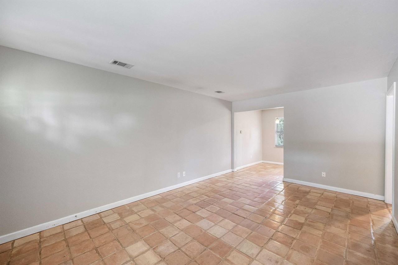 1910 W Saint Johns Ave - Photo 6 of 50