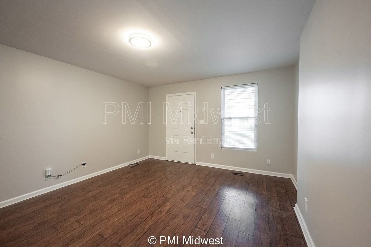 1439 S East St - Photo 4 of 32