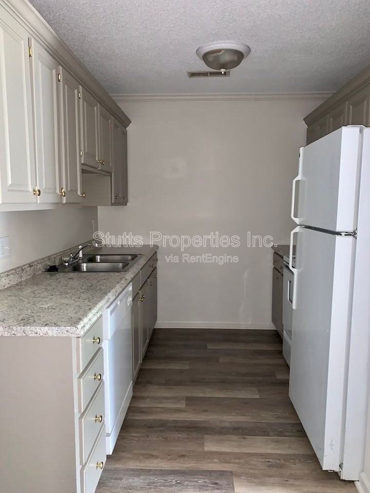 321 W Irvine Ave #F - Photo 3 of 7