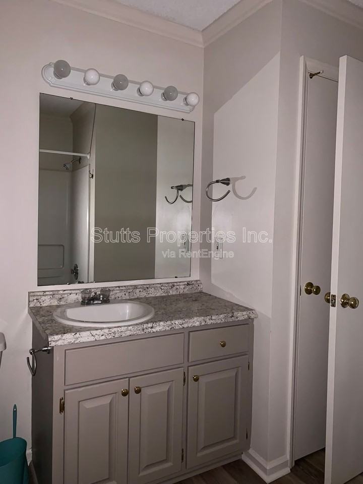321 W Irvine Ave #F - Photo 5 of 7