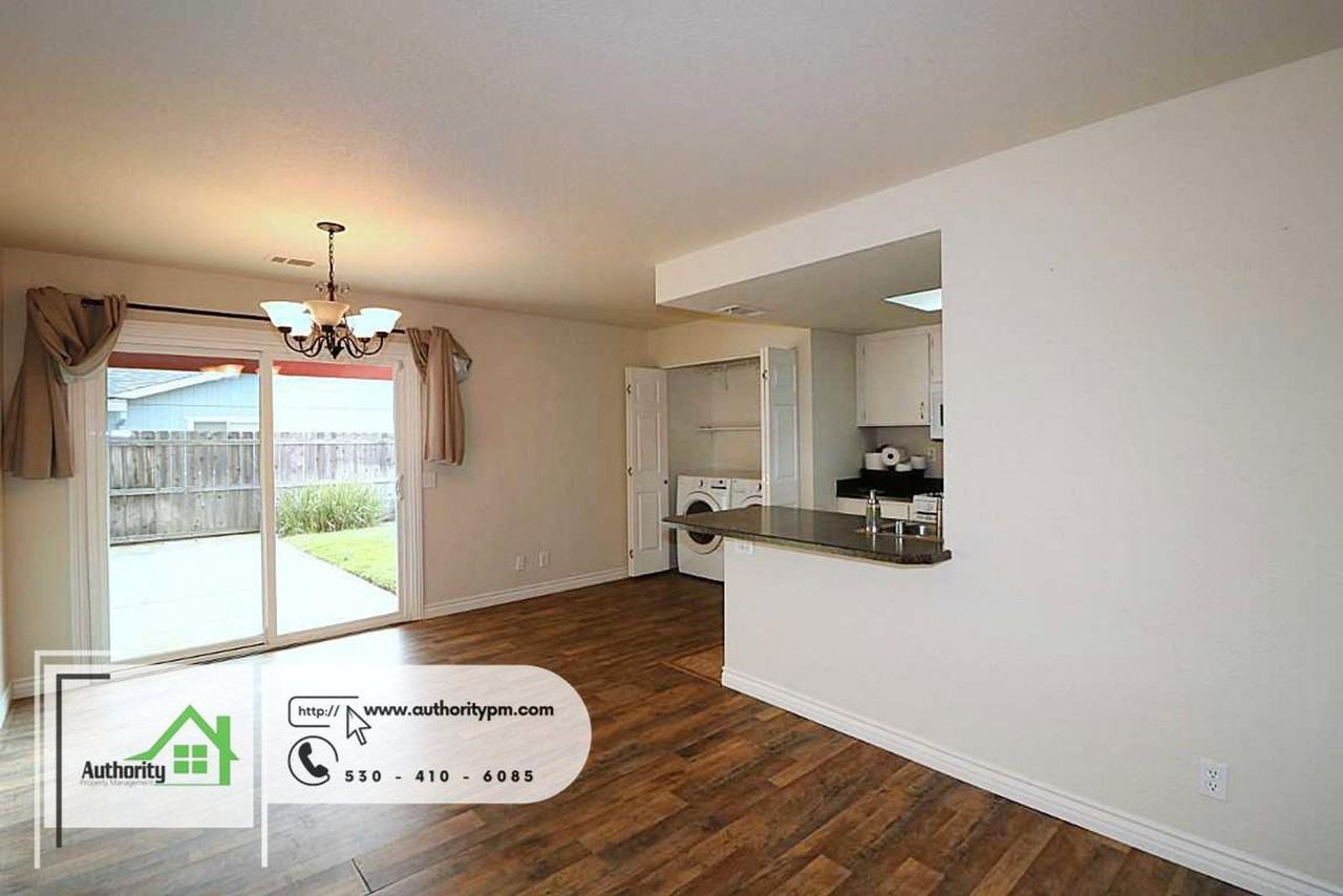 808 Springer Dr - Photo 3 of 18