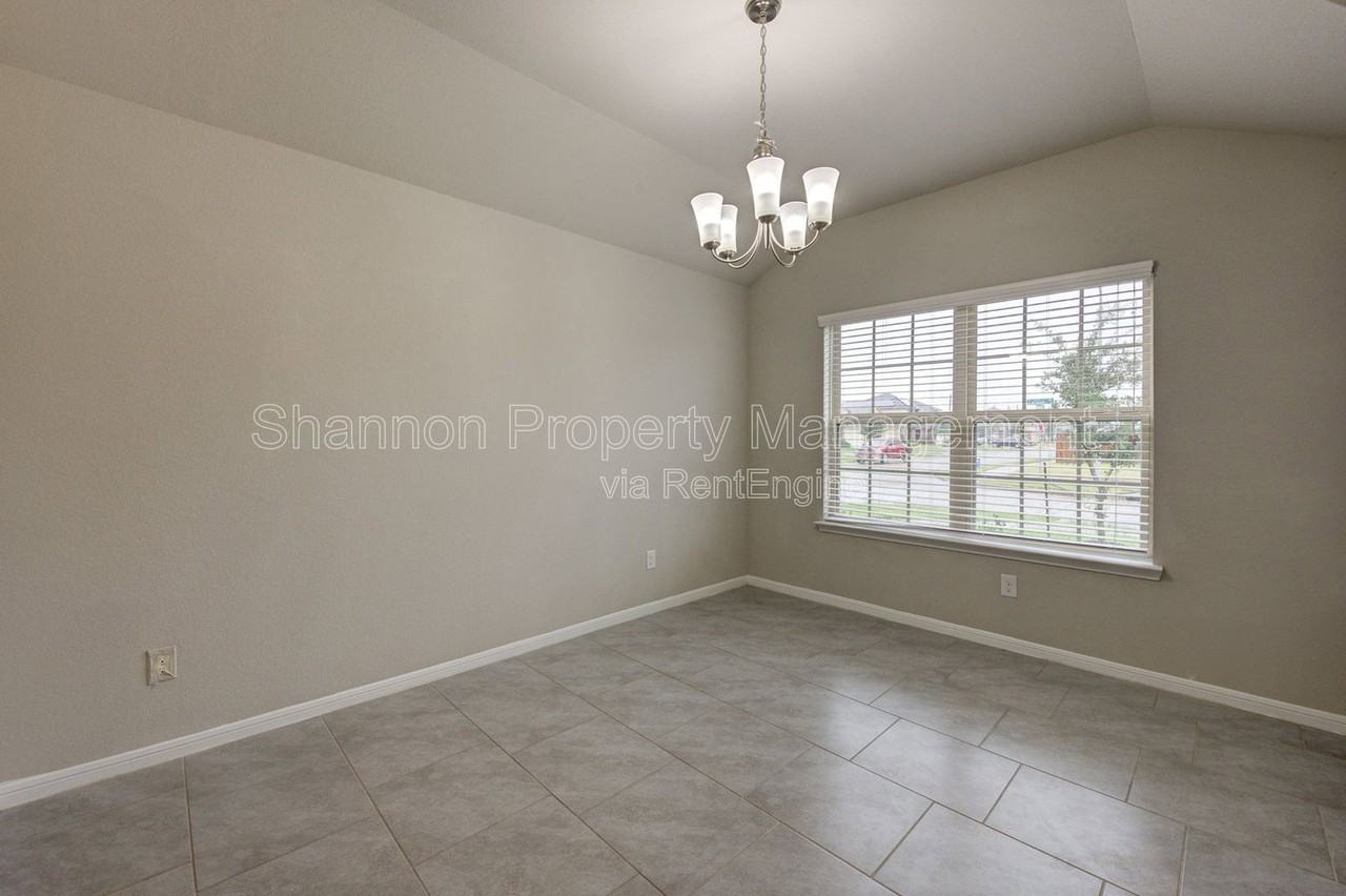 8002 Carillon Way - Photo 4 of 30