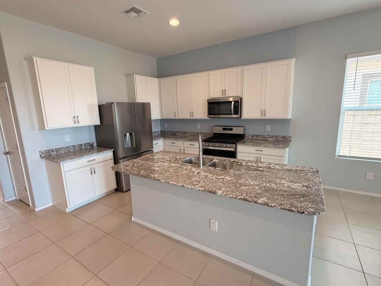 15628 W Smoketree Dr - Photo 4 of 24