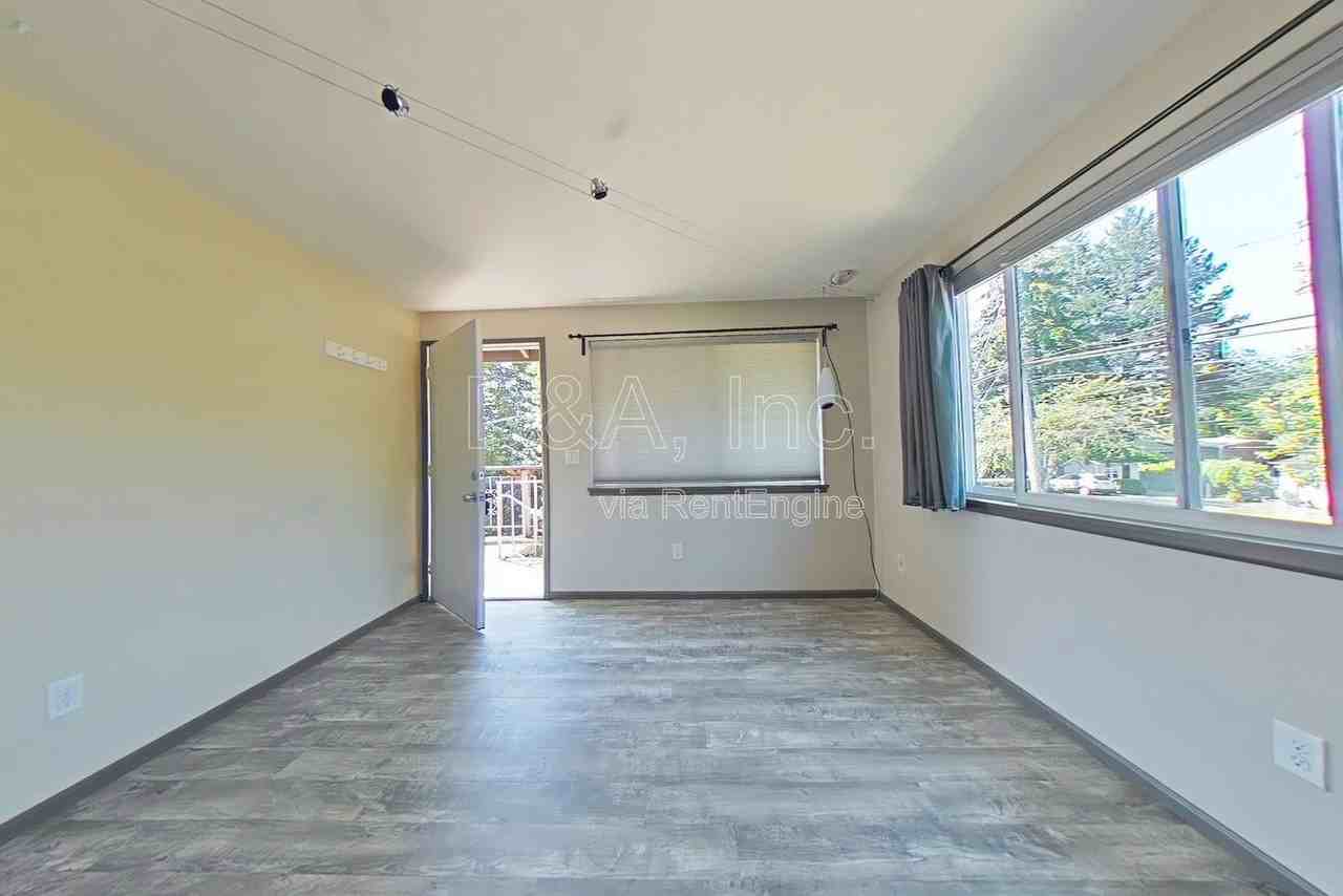 1637 Nw Kings Blvd - Photo 2 of 9