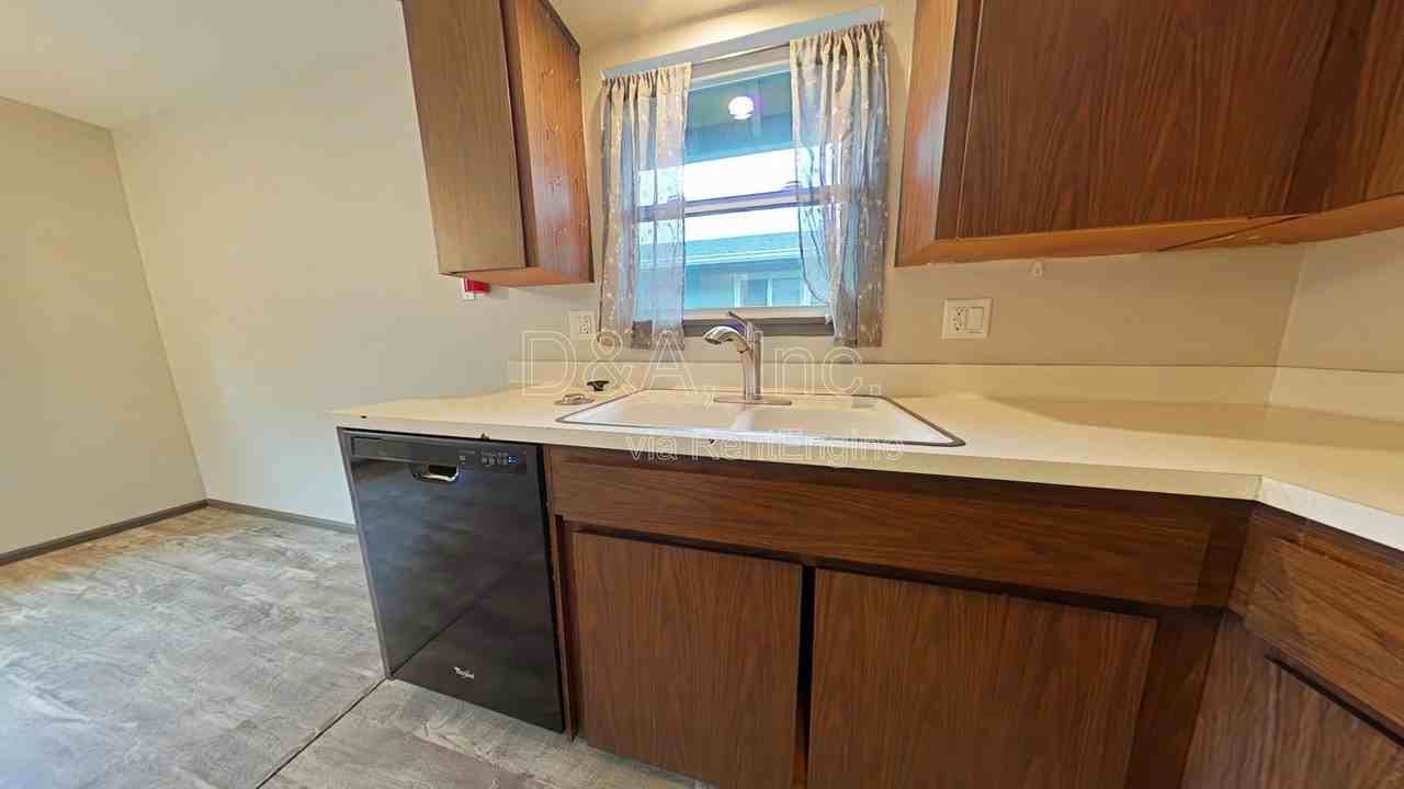 1637 Nw Kings Blvd - Photo 5 of 9