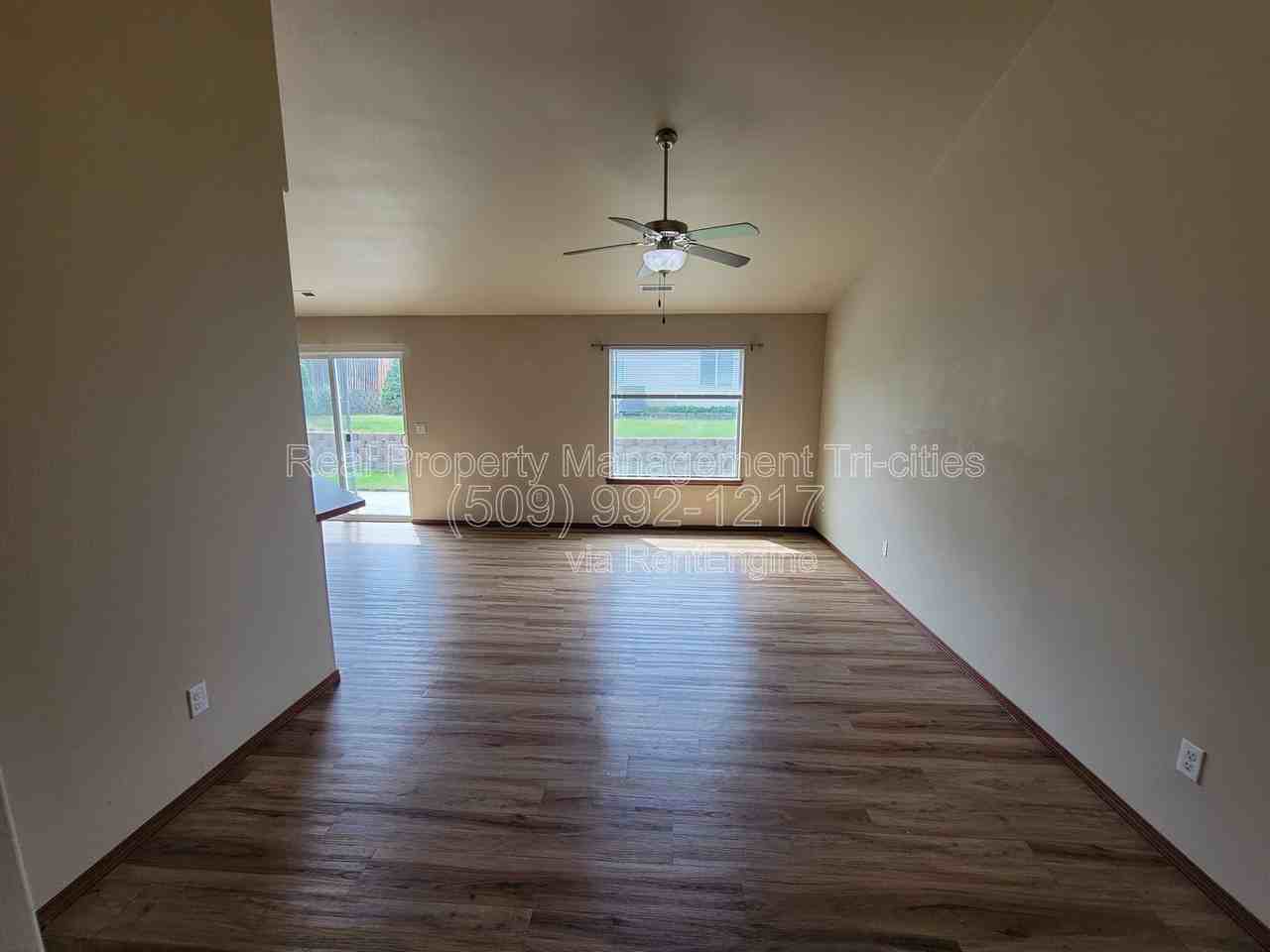 1653 Larkspur Dr - Photo 2 of 10