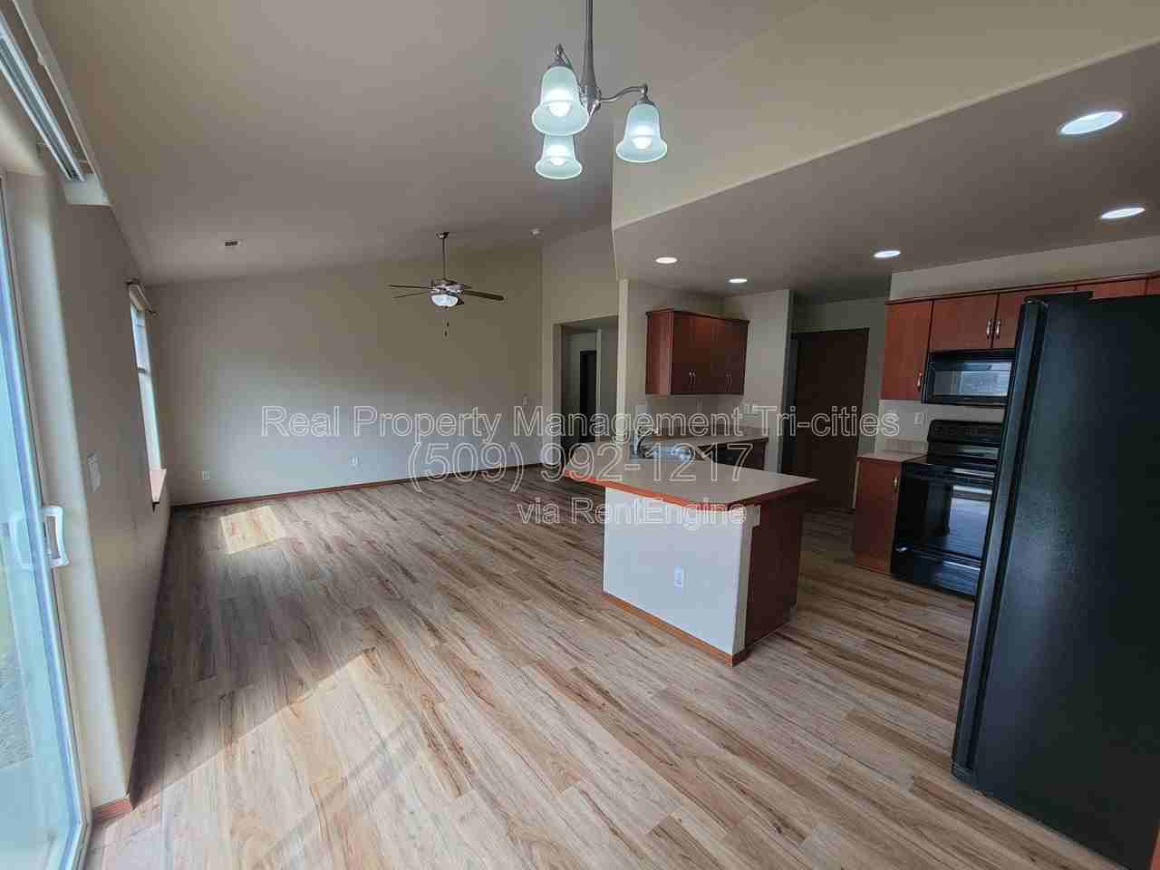 1653 Larkspur Dr - Photo 3 of 10