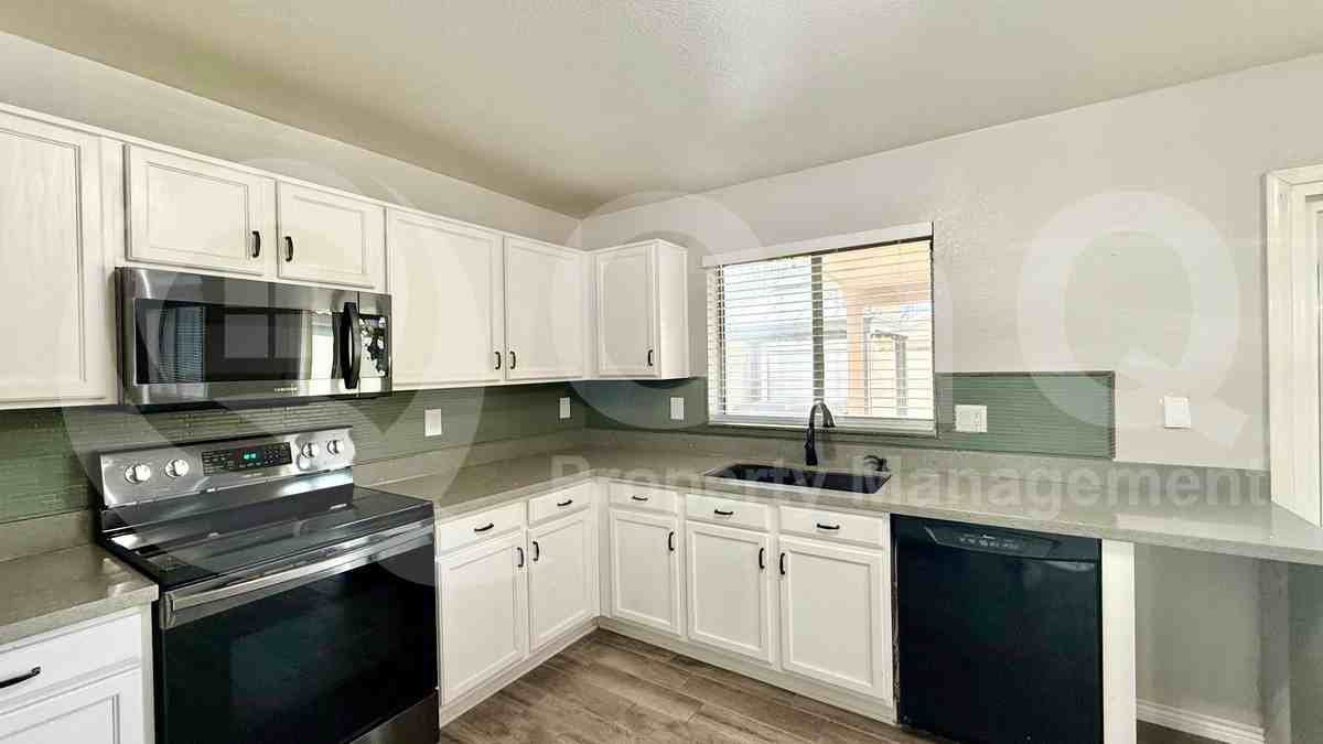3610 N 106th Ave - Photo 3 of 24