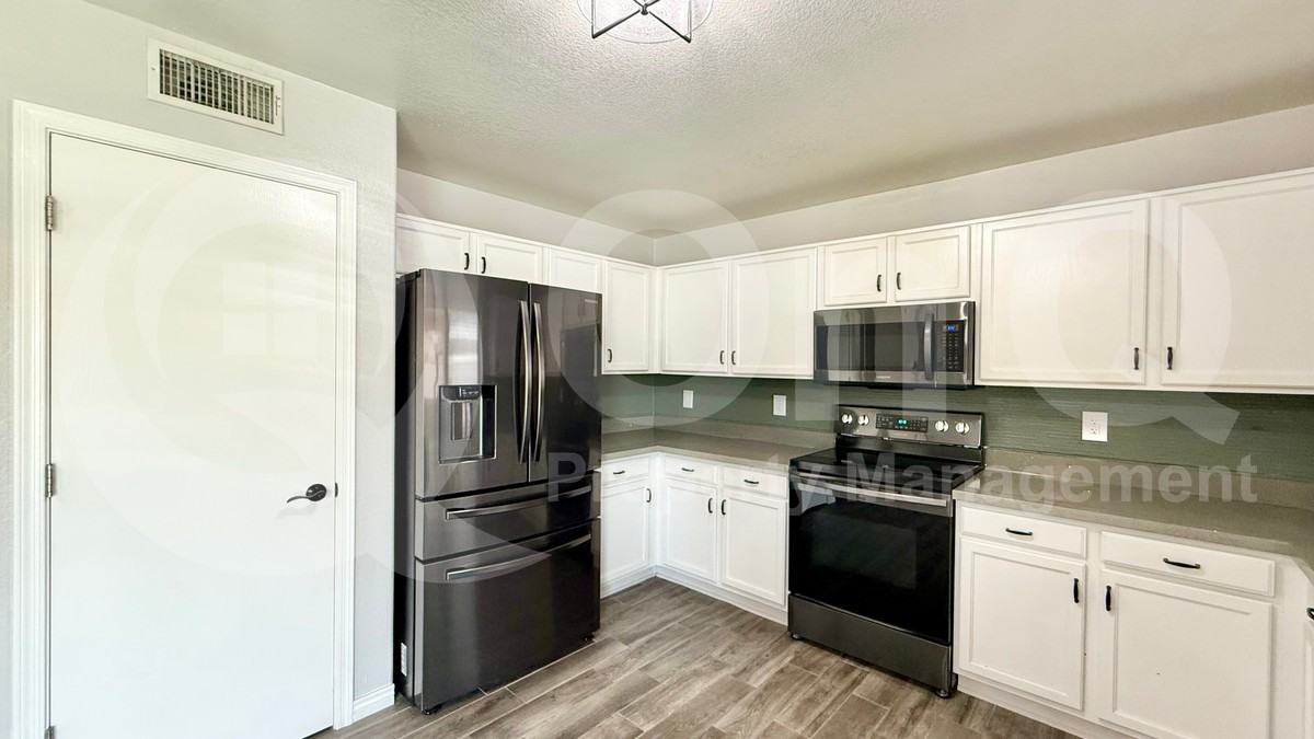 3610 N 106th Ave - Photo 4 of 24