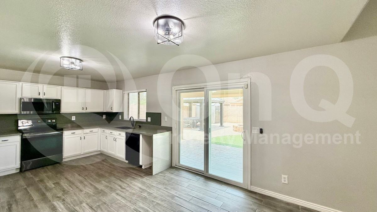 3610 N 106th Ave - Photo 5 of 24