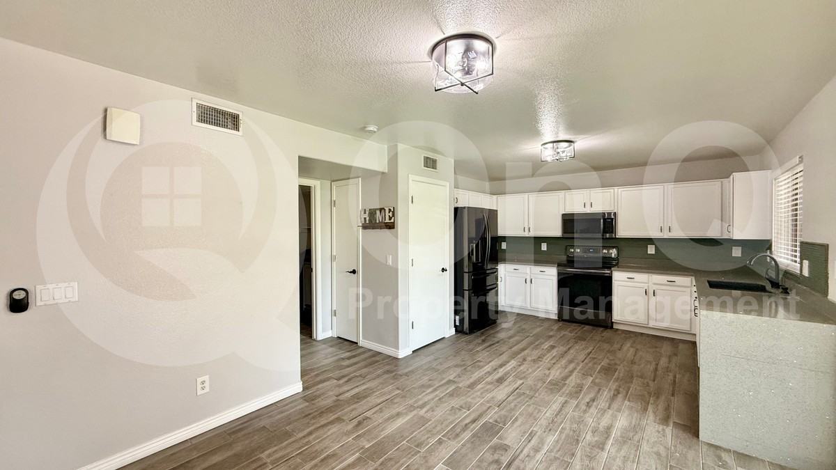 3610 N 106th Ave - Photo 6 of 24